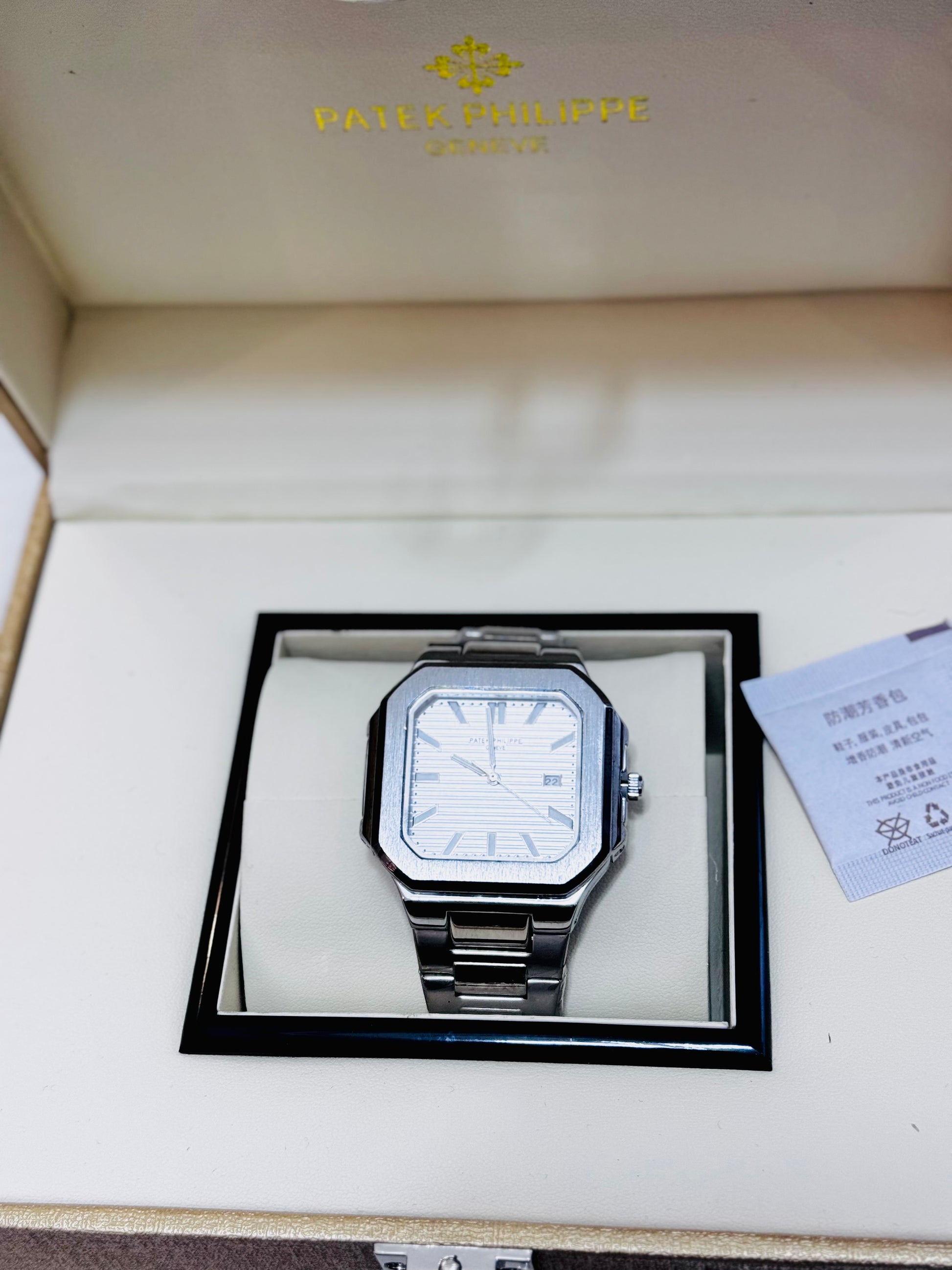 PATEK PHILIPPE CUBITUS CHAMPAGNE DIAL DISPONIBLE DOUALA